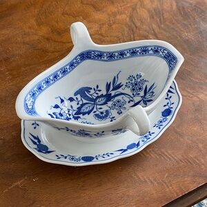 Vtg Hutschenreuther Selb Blue Onion Gravy Boat with Attached Plate
